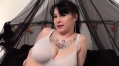 amatrice tatoued emo show huge bra and boobs